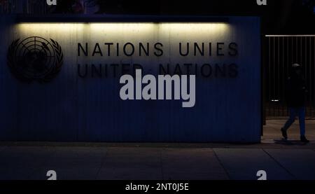 L'illustration montre le logo des Nations Unies devant le siège de l'ONU lors de la session de 52nd du Conseil des droits de l'homme des Nations Unies, à Genève, en Suisse, le lundi 27 février 2023. BELGA PHOTO BENOIT DOPPAGNE Banque D'Images
