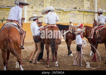 Charros mexicains. Une charreada rodéo mexicain au Lienzo Charro Zermeno, Guadalajara, Jalisco, Mexique Banque D'Images