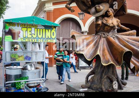 Scène de rue à Hidalgo park (place principale), Tlaquepaque, Guadalajara, Jalisco, Mexique Banque D'Images