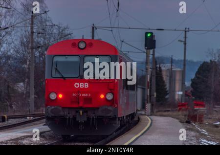 Autriche trains de voyageurs rapides rouges à la gare 02 11 2023 de Micheldorf Banque D'Images