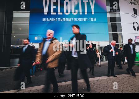 Barcelone, Espagne. 27 février 2023 : les visiteurs quittent le Mobile World Congress, l'un des événements les plus importants pour les technologies mobiles, et un plateau de lancement pour les smartphones, les technologies futures, les appareils et les périphériques sur le site Fira Gran via. L'édition 2023 s'étend sur le thème « Velocity - Unleashed Tomorrow's Technology Today ». Banque D'Images