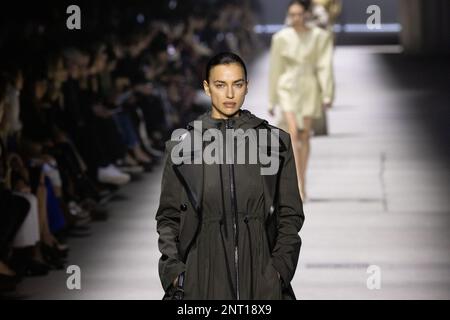 Irina Shayk marche sur la piste du défilé de mode de Tod pendant la semaine de mode de Milan vêtements pour femmes automne/hiver 2023/2024 sur 24 février 2023 à Milan, Italie. ©photo: Cinzia Camela. Banque D'Images
