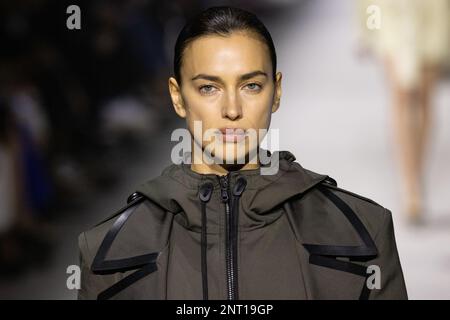 Irina Shayk marche sur la piste du défilé de mode de Tod pendant la semaine de mode de Milan vêtements pour femmes automne/hiver 2023/2024 sur 24 février 2023 à Milan, Italie. ©photo: Cinzia Camela. Banque D'Images