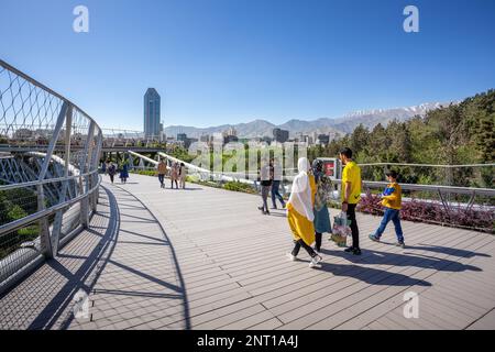 Le pont de Tabi'at est le plus grand passage piétonnier d'Iran, les vues panoramiques depuis le pont attirent un grand nombre de touristes. Banque D'Images