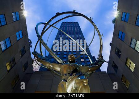 Statue du dieu dans l'atlas du Rockefeller Plaza, New York City, USA Banque D'Images