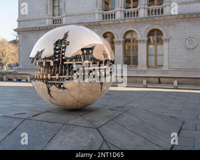 L'installation d'art Sphere à l'intérieur de Sphere à l'extérieur de la bibliothèque Berkeley au centre de Trinity College, Dublin, Irlande Banque D'Images