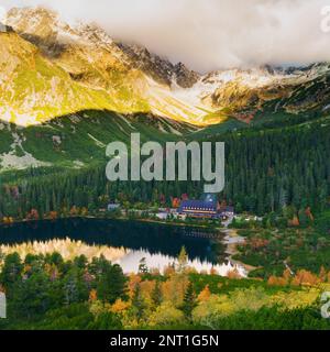 Paysage matinal d'automne brumeux dans le parc national. Lac Popradske Pleso et hôtel ou abri Hautes montagnes Tatras, Carpates occidentales, Slovaquie. Étoile Banque D'Images