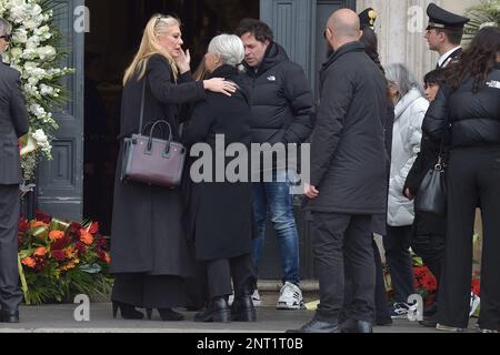 Rome, Italie. 27th févr. 2023. Eleonora Daniele.Rome, funérailles de Maurizio Costanzo. Crédit 27 février 2023 : nouvelles en direct de dpa/Alamy Banque D'Images