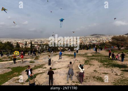 Athènes, Grèce. 27th févr. 2023. Les gens volent des cerfs-volants à l'occasion d'un lundi propre à la colline de Filopappou à Athènes, en Grèce, le 27 février 2023. Crédit: Marios Lolos/Xinhua/Alamy Live News Banque D'Images