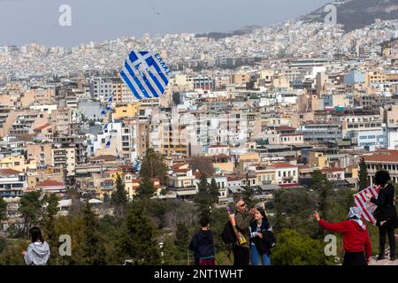 Athènes, Grèce. 27th févr. 2023. Les gens volent des cerfs-volants à l'occasion d'un lundi propre à la colline de Filopappou à Athènes, en Grèce, le 27 février 2023. Crédit: Marios Lolos/Xinhua/Alamy Live News Banque D'Images