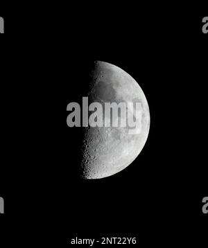 La première phase du quart de lune le 27 février 2023, où la moitié est ensoleillée et la moitié dans l'ombre. Banque D'Images