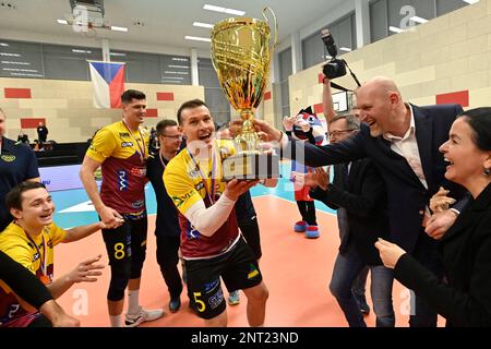 Kutna Hora, République tchèque. 27th févr. 2023. Cesky pohar volejbalistu - finale: Dukla Liberec - VK Karlovarsko, 27. Unora 2023, Kutna Hora. Volejbaliste Dukly Liberec se raduji z vitezstvi a zisku poharu. Banque D'Images