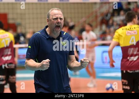 Kutna Hora, République tchèque. 27th févr. 2023. Cesky pohar volejbalistu - finale: Dukla Liberec - VK Karlovarsko, 27. Unora 2023, Kutna Hora. Trener vitezneho tymu Dukla Liberec Martin Demar. Banque D'Images