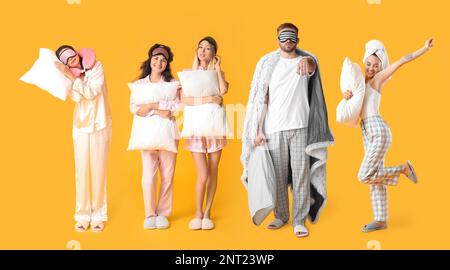 Collage de jeunes gens en pyjama, avec des masques de sommeil et des oreillers sur fond jaune Banque D'Images