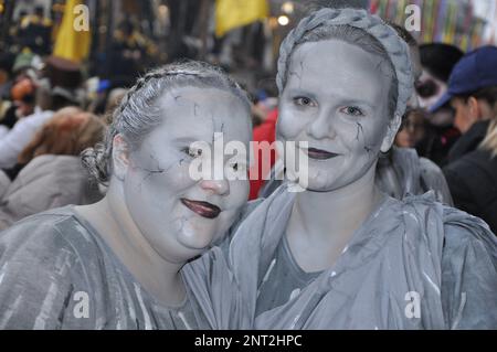 Rijeka, Croatie,19th février, 2023.deux belles filles posent le jour du carnaval dans le défilé de carnaval. Les femmes masquées participent au défilé de carnaval Banque D'Images