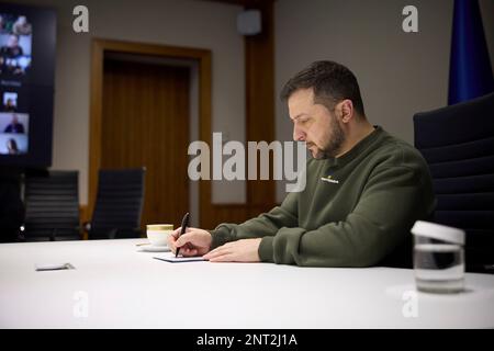 Kiev, Ukraine. 26th févr. 2023. Le président ukrainien Volodymyr Zelenskyy tient une réunion avec des représentants des médias ukrainiens impliqués dans l'organisation du téléthon United News au Palais Mariinsky, à 26 février 2023, à Kiev, en Ukraine. Crédit: Pool photo/Bureau de presse présidentiel ukrainien/Alamy Live News Banque D'Images