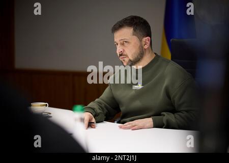 Kiev, Ukraine. 26th févr. 2023. Le président ukrainien Volodymyr Zelenskyy tient une réunion avec des représentants des médias ukrainiens impliqués dans l'organisation du téléthon United News au Palais Mariinsky, à 26 février 2023, à Kiev, en Ukraine. Crédit: Pool photo/Bureau de presse présidentiel ukrainien/Alamy Live News Banque D'Images