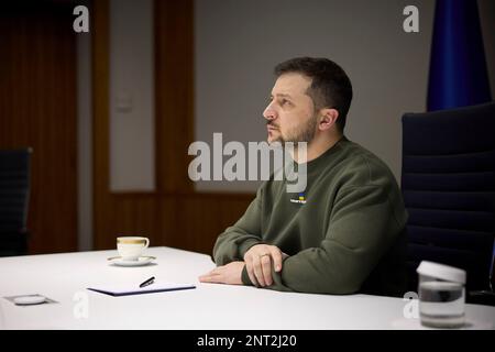 Kiev, Ukraine. 26th févr. 2023. Le président ukrainien Volodymyr Zelenskyy tient une réunion avec des représentants des médias ukrainiens impliqués dans l'organisation du téléthon United News au Palais Mariinsky, à 26 février 2023, à Kiev, en Ukraine. Crédit: Pool photo/Bureau de presse présidentiel ukrainien/Alamy Live News Banque D'Images