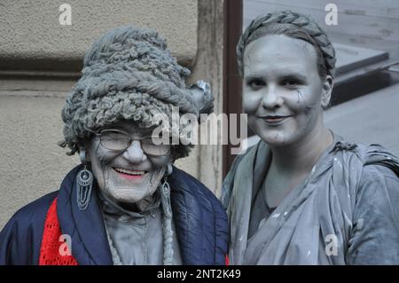 Rijeka, Croatie,19th février, 2023.deux belles filles posent le jour du carnaval dans le défilé de carnaval. Les femmes masquées participent au défilé de carnaval Banque D'Images