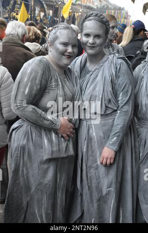 Rijeka, Croatie,19th février, 2023Two de belles filles posent le jour du carnaval dans le défilé de carnaval. Les femmes masquées participent au défilé de carnaval Banque D'Images