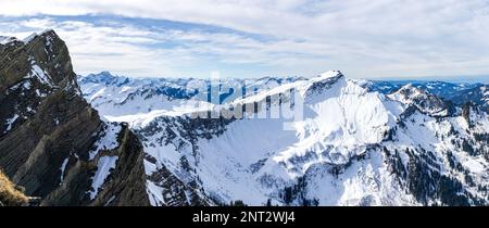 Panorama d'hiver sur la montagne avec neige. Heahlekopf et Diedamskopf dans les Alpes, Vorarlberg, Autriche. Banque D'Images