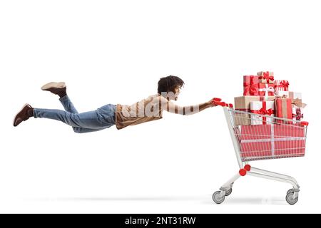 Un gars afro-américain volant et tenant un panier rempli de cadeaux isolés sur fond blanc Banque D'Images