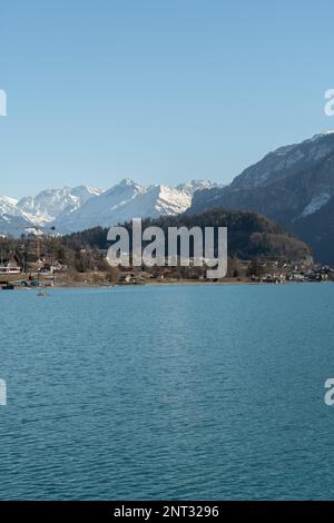 Brienz, Suisse, 10 février 2023 paysages alpins au beau lac de Brienz par une journée ensoleillée Banque D'Images