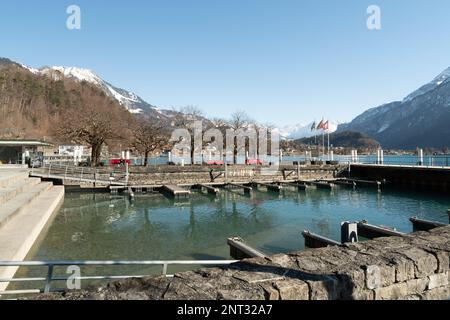 Brienz, Suisse, 10 février 2023 paysages alpins au beau lac de Brienz par une journée ensoleillée Banque D'Images