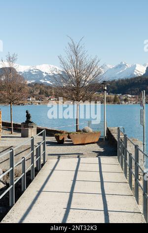 Brienz, Suisse, 10 février 2023 paysages alpins au beau lac de Brienz par une journée ensoleillée Banque D'Images