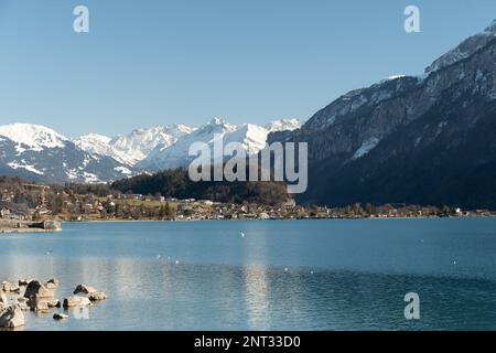 Brienz, Suisse, 10 février 2023 paysages alpins au beau lac de Brienz par une journée ensoleillée Banque D'Images