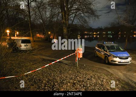 Berlin, Allemagne. 27th févr. 2023. Des véhicules de police se trouvent sur les rives du lac White à Berlin-Pankow. Deux corps ont été trouvés sur la rive du lac. On dit qu'ils sont une femme et un tout-petit, a dit la police. Credit: Jörg Carstensen/dpa/Alay Live News Banque D'Images