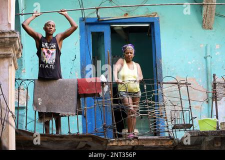 Habitants de taudis dans le centre de la vieille Havane. Un homme noir et une vieille femme sont debout sur le balcon d'une maison en ruine Banque D'Images