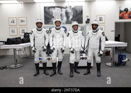 Cape Canaveral, États-Unis d'Amérique. 23 février 2023. Les astronautes de gauche; Andrey Fedyaev de Roscosmos, Woody Hoburg, et Stephen Bowen, de la NASA, et le sultan Alneyadi des Émirats arabes Unis se posent ensemble après avoir poursuivi au Checkout Building du Kennedy Space Center, à 26 février 2023, au Cap Canaveral, en Floride. La mission de l'équipage SpaceX-6 de la NASA à la Station spatiale internationale a été balayée après qu'un problème avec le système au sol DU TEA-TEB a été détecté, retardant le lancement jusqu'à 2 mars. Credit: Kim Shiflett/NASA/Alamy Live News Banque D'Images