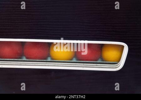 Rangée de balles rouges et jaunes d'un jeu de Blackball. Banque D'Images