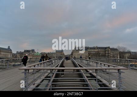 Passerelle Léopold-Sédar-Senghor en direction de la rue de Solferino en hiver, Paris Banque D'Images