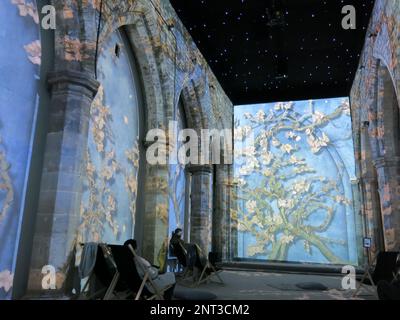 L'art immersif : une nouvelle façon de découvrir les œuvres de Van Gogh comme le tableau « Almond Blossom » projeté en 3D dans une ancienne église de Leicester. Banque D'Images