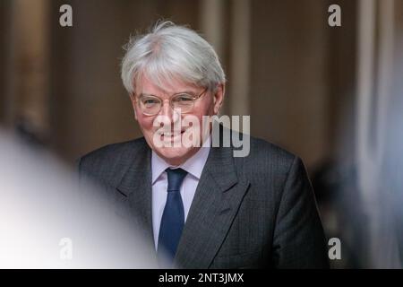 Downing Street, Londres, Royaume-Uni. 27th février 2023. Le député Andrew Mitchell, ministre d'État (ministre du développement) au Bureau des affaires étrangères, du Commonwealth et du développement, assiste à la réunion d'urgence du Cabinet au 10 Downing Street le jour où le Premier ministre Rishi Sunak et le président de l'Union européenne Ursula von der Leyen finalisent le Protocole d'Irlande du Nord à Windsor. Photo par Amanda Rose/Alamy Live News Banque D'Images