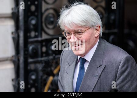 Downing Street, Londres, Royaume-Uni. 27th février 2023. Le député Andrew Mitchell, ministre d'État (ministre du développement) au Bureau des affaires étrangères, du Commonwealth et du développement, assiste à la réunion d'urgence du Cabinet au 10 Downing Street le jour où le Premier ministre Rishi Sunak et le président de l'Union européenne Ursula von der Leyen finalisent le Protocole d'Irlande du Nord à Windsor. Photo par Amanda Rose/Alamy Live News Banque D'Images