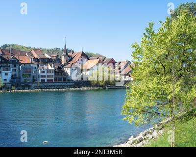 Bueren, Suisse - 17 avril 2022: Belle vue sur la rivière Aare vers le centre historique de la ville Banque D'Images