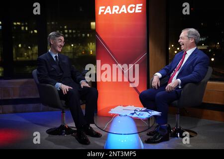 Nigel Farage (à droite) sur son spectacle parlant à Jacob Rees-Mogg dans le studio de GB News avant son nouveau spectacle l'état de la nation de Jacob Rees-Mogg. Date de la photo: Lundi 27 février 2023. Banque D'Images