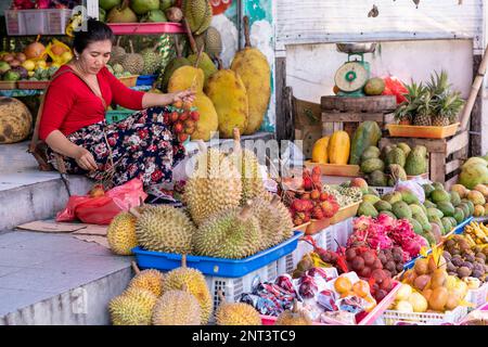 Bali, Indonésie - 22 janvier 2019: Femme en tant que vendeur de rue vendant des fruits et des légumes dans une rue d'Ubud Banque D'Images