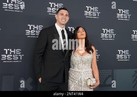 Paris, France. 27th févr. 2023. Paris, France, 27 février 2023 : Villa Aston et gardien de but argentin Emiliano Martínez avec sa femme Amanda arrive aux meilleurs prix FIFA football 2022 à la salle Pleyel à Paris, France. (Daniela Porcelli/SPP) crédit: SPP Sport presse photo. /Alamy Live News Banque D'Images