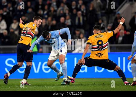 Roma, Italie. 27th févr. 2023. Harry Winks de UC Sampdoria, Pedro Rodriguez Ledesma de SS Lazio et Tomas Rincon de UC Sampdoria concourent pour le ballon pendant la série Un match de football entre SS Lazio et UC Sampdoria au stade Olimpico à Rome (Italie), 27 février 2023. Photo Andrea Staccioli/Insidefoto crédit: Insidefoto di andrea staccioli/Alamy Live News Banque D'Images