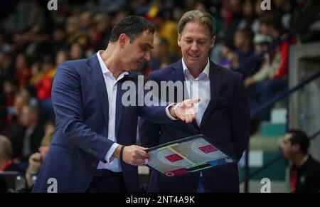 Jemappes, Mons, 27/02/2023, Dario Gjergja, entraîneur en chef de Belgique, et Jacques Stat, directeur de Belhium, lors d'un match de basket-ball entre l'équipe nationale belge des Lions et la Turquie, le lundi 27 février 2023 à Jemappes, Mons, dernier match de qualification de la coupe du monde 2023. BELGA PHOTO VIRGINIE LEFOUR Banque D'Images