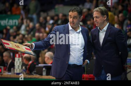 Jemappes, Mons, 27/02/2023, Dario Gjergja, entraîneur en chef de Belgique, et Jacques Stas, directeur belge, photographiés lors d'un match de basket-ball entre l'équipe nationale belge des Lions et la Turquie, lundi 27 février 2023 à Jemappes, Mons, dernier match de qualification pour la coupe du monde 2023. BELGA PHOTO VIRGINIE LEFOUR Banque D'Images