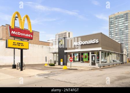 La vitrine d'un restaurant McDonald's dans la ville. Banque D'Images
