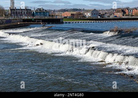 Trews weir dans l'exe de la rivière à Exeter Banque D'Images