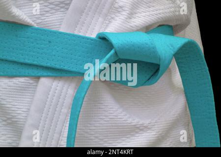 Gros plan sur une ceinture bleu clair attachée autour d'un kimono. Banque D'Images