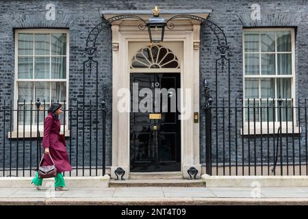 Downing Street, Londres, Royaume-Uni. 27th février 2023. Le député de Suella Braverman QC, secrétaire d'État au ministère de l'intérieur, assiste à la réunion du Cabinet d'urgence au 10 Downing Street le jour où le Premier ministre Rishi Sunak et le président de l'Union européenne Ursula von der Leyen finalisent le Protocole d'Irlande du Nord à Windsor. Photo par Amanda Rose/Alamy Live News Banque D'Images