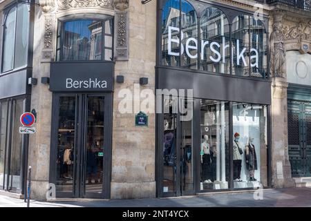 Vue extérieure d'un magasin Bershka, une chaîne de magasins prêts à porter pour hommes et femmes fondée en 1998 par le groupe espagnol Inditex Banque D'Images